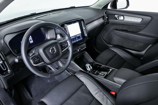 2026 Volvo XC40 Plus, B4 FWD Gas (mild hybrid), Dark