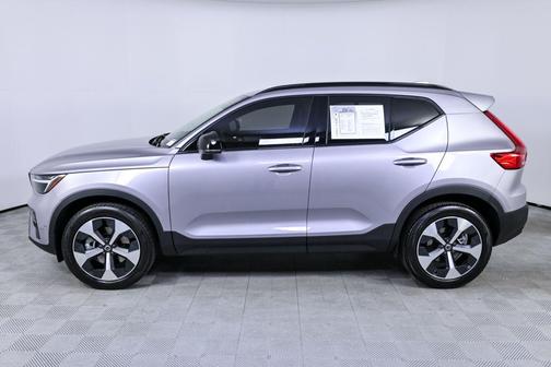 2026 Volvo XC40 Plus, B4 FWD Gas (mild hybrid), Dark