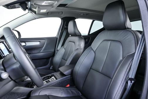 2026 Volvo XC40 Plus, B4 FWD Gas (mild hybrid), Dark