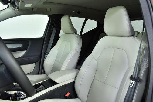 2024 Volvo XC40 B5 Plus Bright Theme