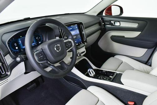 2024 Volvo XC40 B5 Plus Bright Theme
