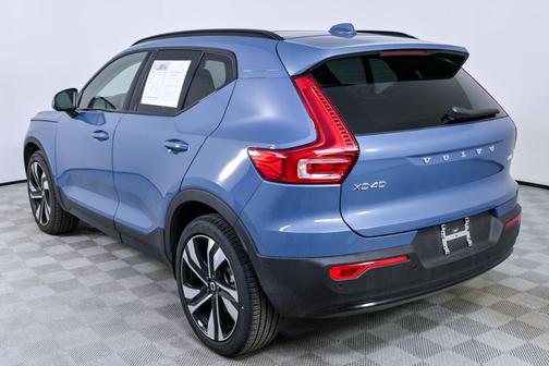 2025 Volvo XC40 B5 Plus Dark Theme