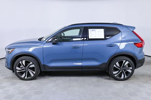 2025 Volvo XC40 B5 Plus Dark Theme