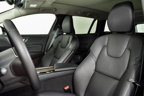 2025 Volvo V60 Cross Country B5 Plus