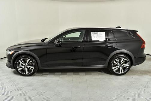 2025 Volvo V60 Cross Country B5 Plus