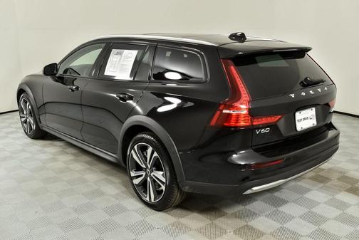 2025 Volvo V60 Cross Country B5 Plus