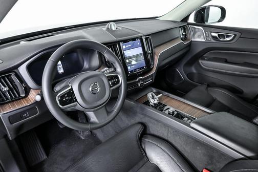 2023 Volvo XC60 B5 Ultimate Dark Theme