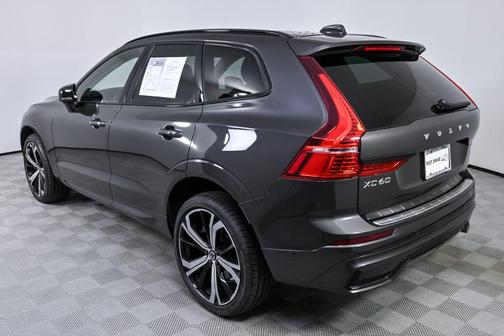 2023 Volvo XC60 B5 Ultimate Dark Theme