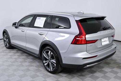 2025 Volvo V60 Cross Country B5 Plus