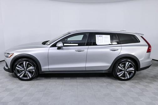 2025 Volvo V60 Cross Country B5 Plus