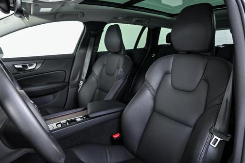 2025 Volvo V60 Cross Country B5 Plus