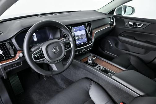 2025 Volvo V60 Cross Country B5 Plus