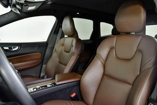 2023 Volvo XC60 Plus Dark Theme