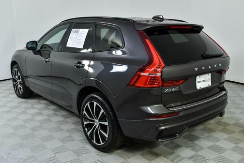 2023 Volvo XC60 Plus Dark Theme