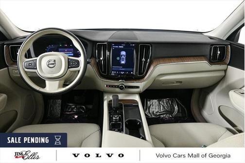 2022 Volvo XC60 B5 Momentum