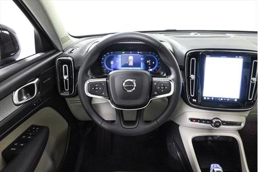 2025 Volvo XC40 B5 Ultra Dark Theme