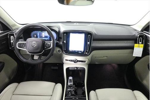2025 Volvo XC40 B5 Ultra Dark Theme