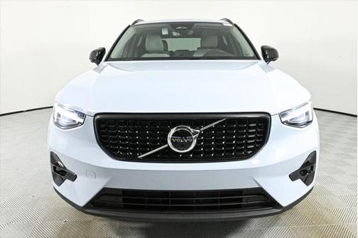 2025 Volvo XC40 B5 Ultra Dark Theme