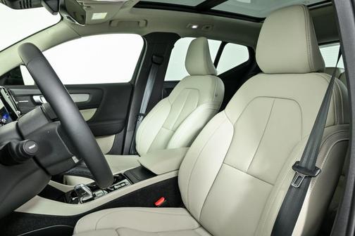 2025 Volvo XC40 B5 Plus Dark Theme