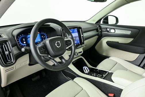 2025 Volvo XC40 B5 Plus Dark Theme