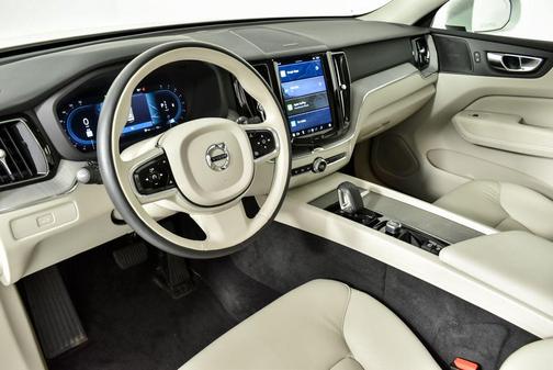 2023 Volvo XC60 B5 Plus Bright Theme