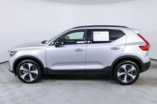 2025 Volvo XC40 B5 Plus Dark Theme