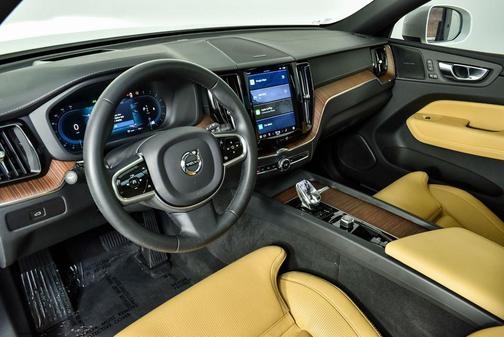 2023 Volvo XC60 B5 Ultimate Bright Theme