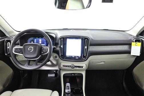 2025 Volvo XC40 B5 Plus Bright Theme