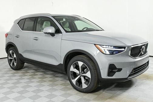 2025 Volvo XC40 B5 Plus Bright Theme
