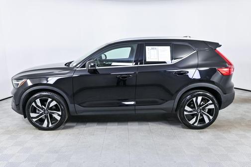 Onyx Black Metallic 2023 Volvo XC40 B5 Plus Bright Theme