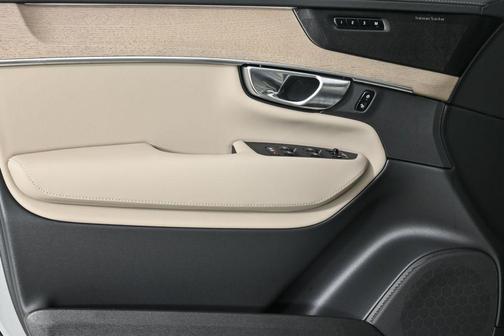 2026 Volvo XC90 B6 Ultra Dark Theme 6-Seater