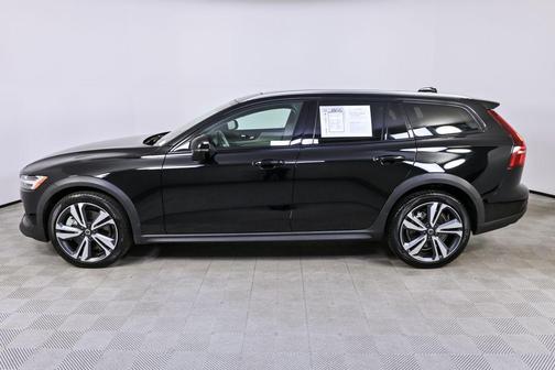 2025 Volvo V60 Cross Country Plus, B5 AWD Gas (mild hybrid)