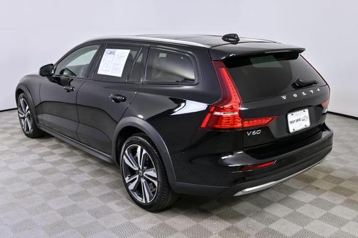 2025 Volvo V60 Cross Country Plus, B5 AWD Gas (mild hybrid)