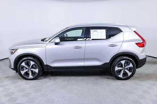 2025 Volvo XC40 B5 Plus Bright Theme