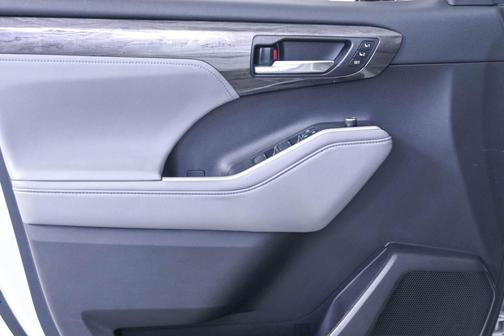 Wind Chill Pearl 2022 Toyota Highlander Limited