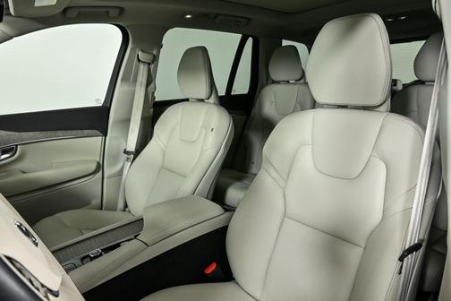 2024 Volvo XC90 B5 Plus Bright Theme