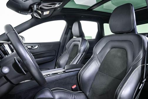 Onyx Black Metallic 2019 Volvo XC60 T6 R-Design