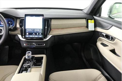 2025 Volvo XC90 B6 Core