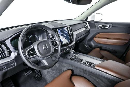 Crystal White Pearl 2019 Volvo XC60 T5 Inscription