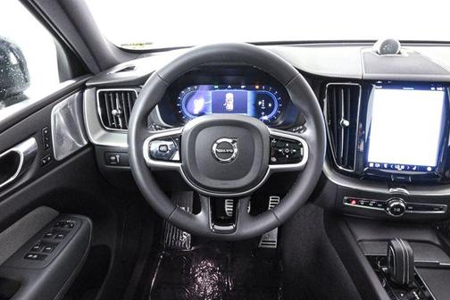2022 Volvo XC60 B6 R-Design