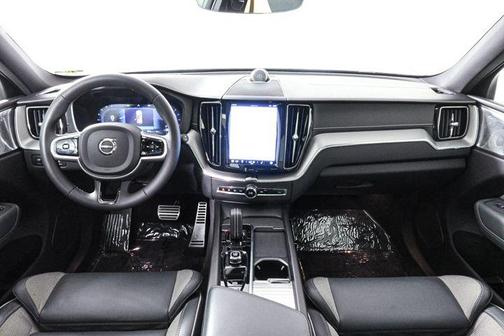 2022 Volvo XC60 B6 R-Design