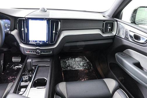 2022 Volvo XC60 B6 R-Design