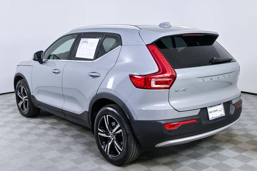2025 Volvo XC40 B5 Core Bright Theme