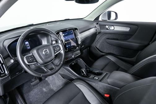 2025 Volvo XC40 B5 Core Bright Theme