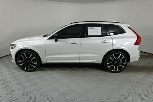 2024 Volvo XC60 B5 Ultimate Dark Theme
