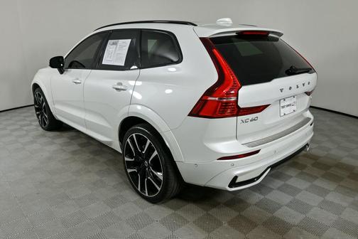 2024 Volvo XC60 B5 Ultimate Dark Theme