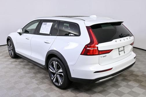 2025 Volvo V60 Cross Country B5 Plus