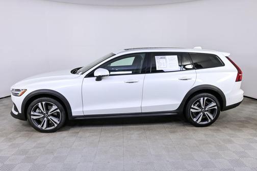 2025 Volvo V60 Cross Country B5 Plus
