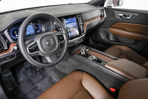2025 Volvo V60 Cross Country B5 Plus