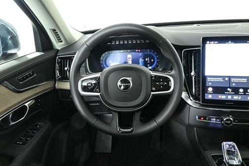 2025 Volvo XC90 B5 Core